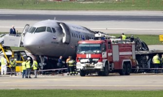 Moskva: Spaljeni avion evakuisan, aerodrom ponovo radi 