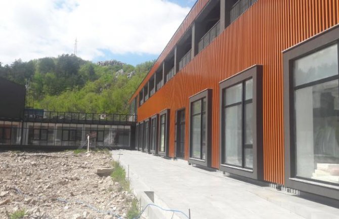 Cetinje: U toku uređenje terena Fakulteta likovne umjetnosti, radove otežavala kiša