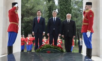 Delegacija Crne Gore položila vijenac na spomenik Partizanu borcu na brdu Gorica