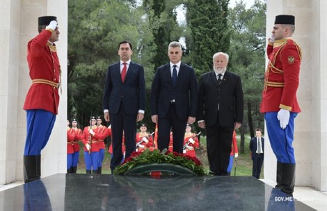 Delegacija Crne Gore položila vijenac na spomenik Partizanu borcu na brdu Gorica