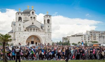 Iz Podgorice krenula svenarodna litija za manastir Ostrog