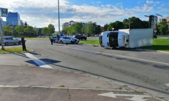 Beograd: Nakon sudara sa Pežoom, prevrnuo se kamion