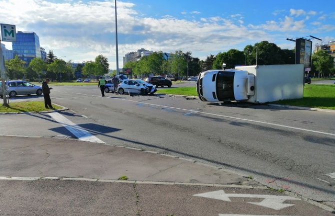 Beograd: Nakon sudara sa Pežoom, prevrnuo se kamion