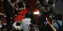 Hong Kong: Poslanici se potukli zbog zakona, više hospitalizovanih (FOTO/VIDEO)