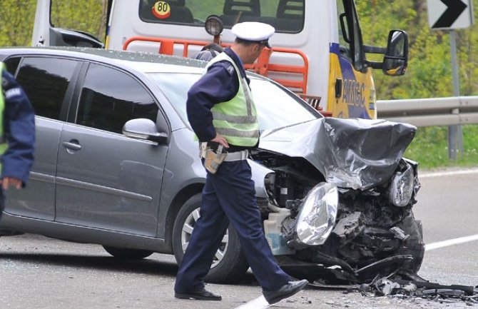 Dvije osobe poginule u sudaru autobusa i automobila na Ibarskoj magistrali