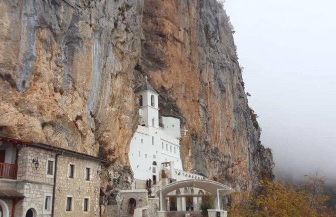 Nevjerovatan snimak iz Manastira Ostrog: Nakon poziva na molitvu nebo se u sekundi razvedrilo(VIDEO)