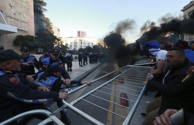 Albanija: Uhapšeno 50 osoba zbog nasilja na protestu opozicije