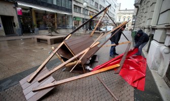 Orkanski vjetar u Zagrebu: Dvije žene povrijeđene, štand pao na 80-godišnjakinju, stablo na tramvaj u pokretu