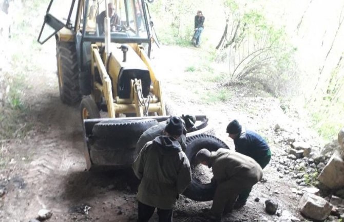 Uklonjene gume iz tunela kod rijeke Ljutice u Kanjonu Tare