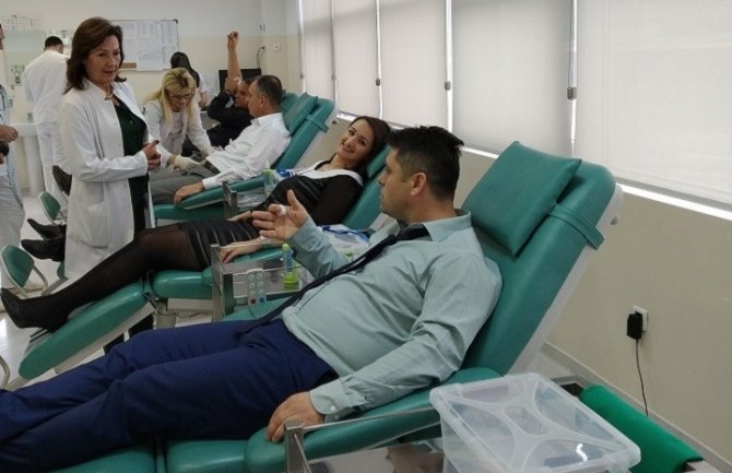 Hrapović sa saradnicima darivao krv