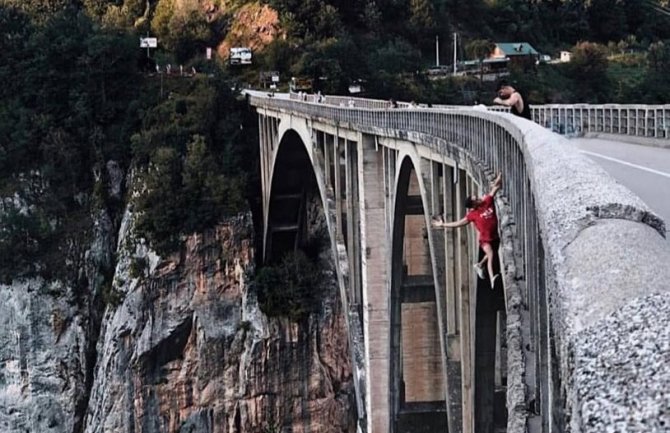 Ova fotografija ledi krv u žilama:  Ne rizikujte sopstveni život zarad dobre fotke (FOTO)