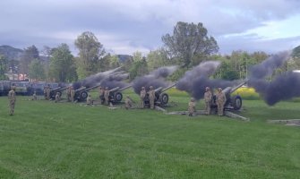 Cetinje: Izvršena počasna paljba povodom 21. maja(FOTO)