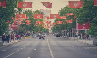 Članstvo u NATO, liderstvo u integracijama, politička kriza, visok javni dug, rast plata i penzija, uspjesi sportista... 