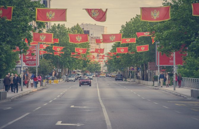 Članstvo u NATO, liderstvo u integracijama, politička kriza, visok javni dug, rast plata i penzija, uspjesi sportista... 