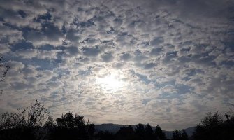 Oblačno sa sunčanim periodima, krajem dana kiša