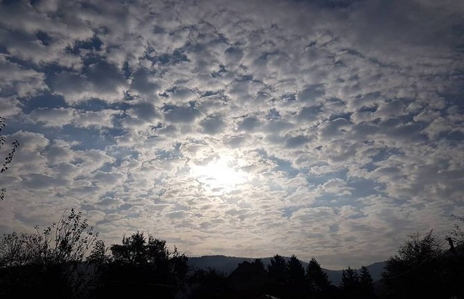 Oblačno sa sunčanim periodima, krajem dana kiša