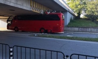 Vozač odlučio da prođe ispod nadvožnjaka, autobus ostao bez krova(FOTO)