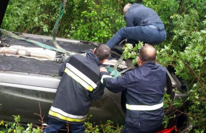 Bar: Vatrogasci izvukli vozača iz prevrnutog automobila