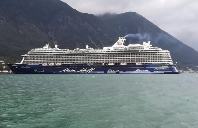 Ploveći grad sa skoro 4.000 turista uplovio u Kotor