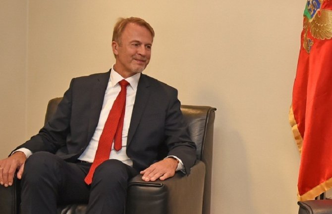 Svi da se vrate u Skupštinu, riješiti aferu Koverat