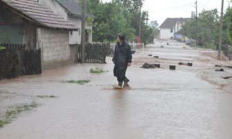 Vanredna situacija u Kraljevu i Kniću: Evakuisano pet osoba,domaćinstva pod vodom(VIDEO)