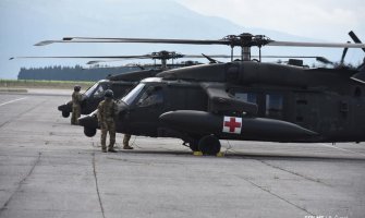 Tri američka helikoptera napunila gorivo na aerodromu u Golubovcima(FOTO)