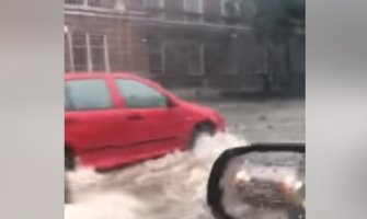 Potop u Sarajevu, automobili kao čamci (VIDEO)