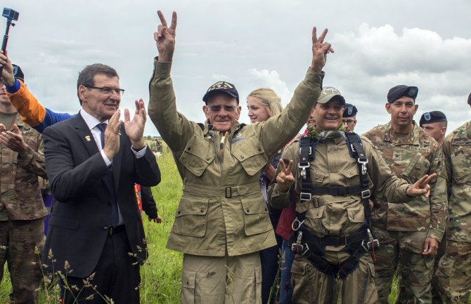 Veteran u 98. godini ponovio skok padobranom u Normandiji (VIDEO)