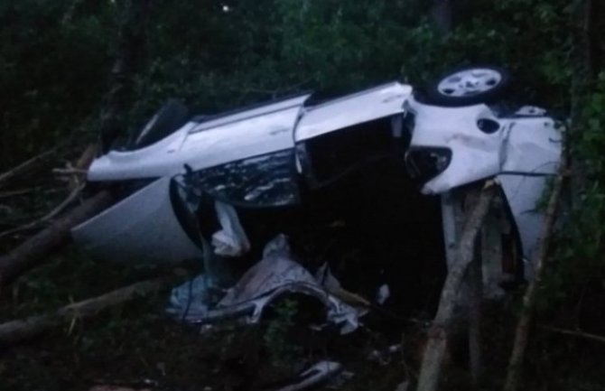 Stravična nesreća u BiH: Policija i vatrogasci spasili život popu