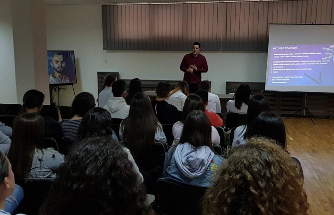 Mladi da steknu vještine koje će im omogućiti da znaju kome od medija mogu da vjeruju