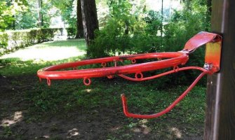  Novo igralište od 20 hiljada eura na Cetinju nije izdržalo ni 7 dana, oštećen mobilijar, polomljen koš