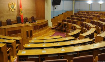 Da li je opravdano novčano kažnjavanje poslanika za nedolaske na sjednice?