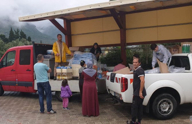 Bar: Siromašnim porodicama dijelio pakete s namirnicama