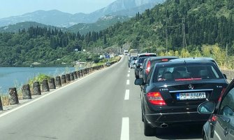 Kilometarske kolone na putu Bar-Podgorica zbog zamjene asfalta