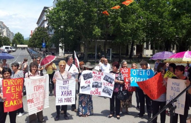 Država na zakonit način smanjila i ukinula naknade, Savković: Majke neće odustati