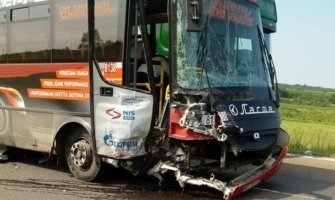 Bježao od policije, pa se zakucao u autobus pun putnika, ima povrijeđenih (FOTO)