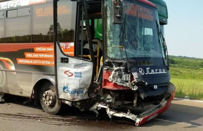 Bježao od policije, pa se zakucao u autobus pun putnika, ima povrijeđenih (FOTO)