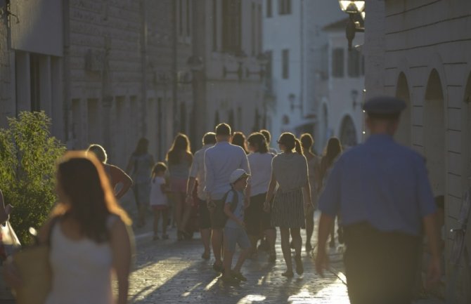 Roditeljima blizanaca 1.000, trojki 3.000 eura 