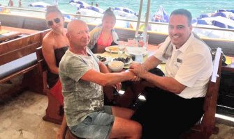 HN: Pošteni konobar vratio Rusu novčanik pun para