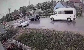 Incident na pružnom prelazu: Šutirao spuštenu rampu (VIDEO)