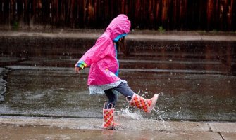 Oblačno, povremeno pljuskovi