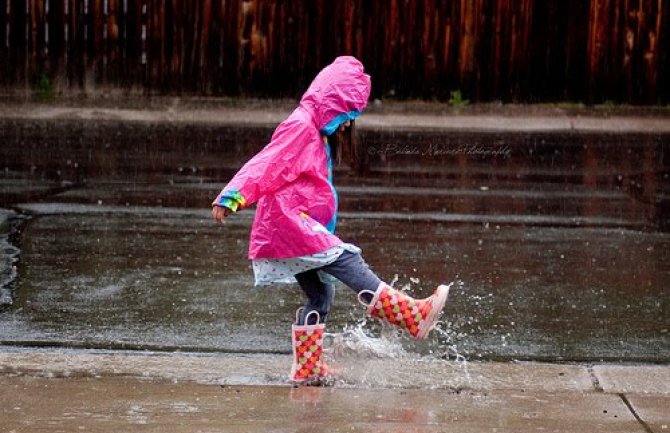 Oblačno, povremeno pljuskovi