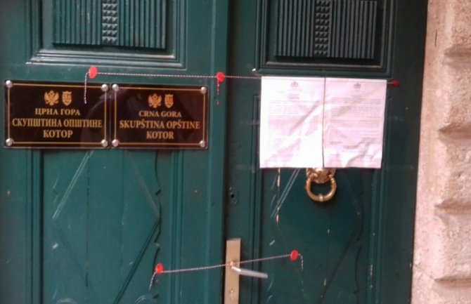 Katanac na ulaz u zgradu SO Kotor