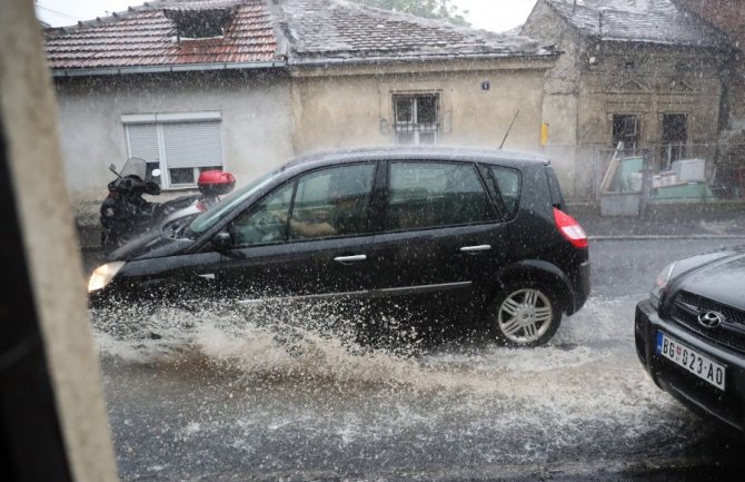 Iz poplavljenih objekata spaseno 12 osoba