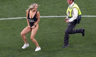 Proslavila se ulijetanjem na teren tokom finala Lige šampiona, a sada dolazi u CG