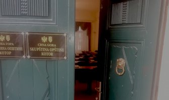 Nakon 4 dana otključali vrata, otpečatili službeni ulaz i ušli u SO Kotor