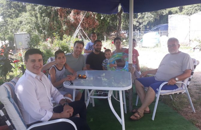 Prava CG obezbijedila ljetovanje za tri porodice sa Kosova i Metohije