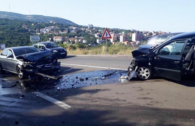 U saobraćajnoj nezgodi povrijeđena žena