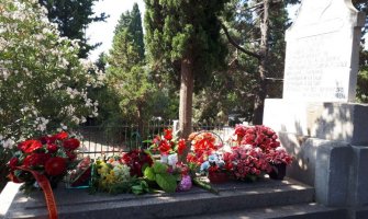 Mladi SDP-a položili cvijeće na Spomen – obilježje na Belvederu