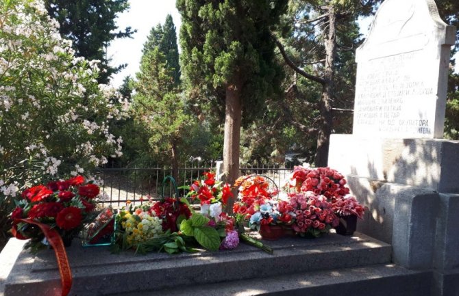 Mladi SDP-a položili cvijeće na Spomen – obilježje na Belvederu